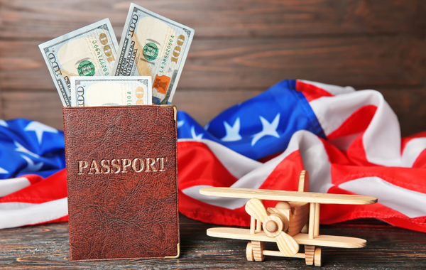Паспорт, доллары и американский флаг